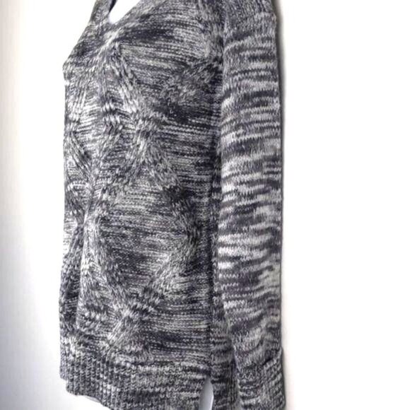 a.n.a Women's V-Neck Sweater light and dark gray marble  Size M (NWT) - Picture 5 of 7